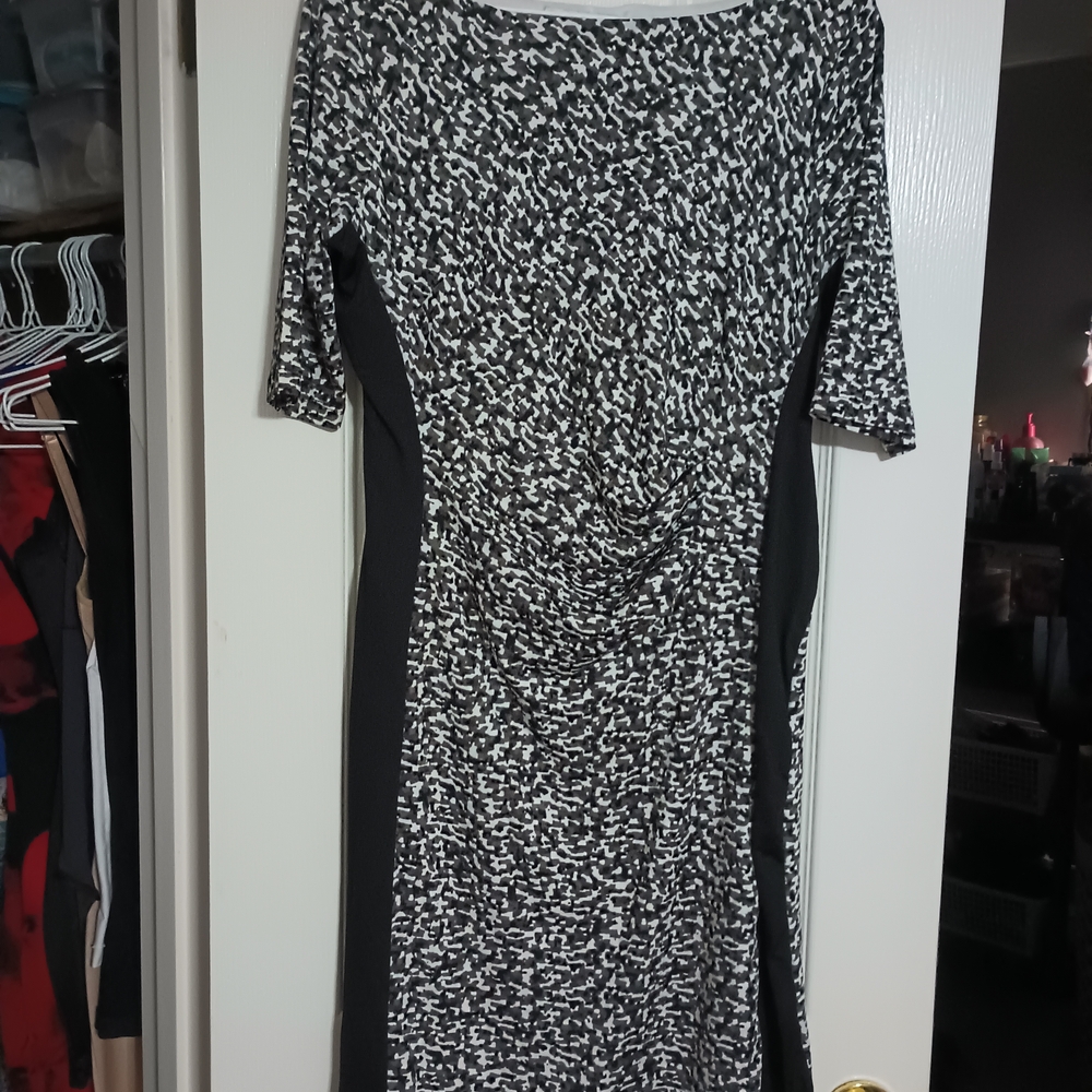 Larry Levine Black & White Ruched Side-Panel Midi Dress